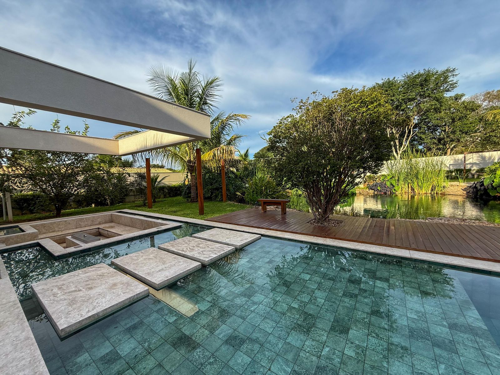 Piscina com pedras travertinas